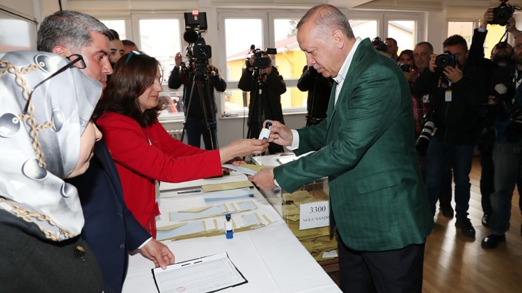 Ərdoğan xanımı ilə birlikdə İstanbulda səs verdi - FOTO